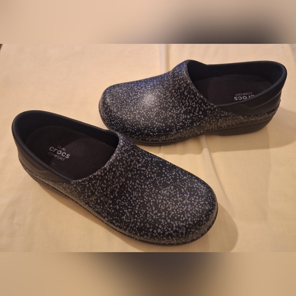 🐊CROCS Dual Comfort Size W8 (women's) - Picture 3 of 5